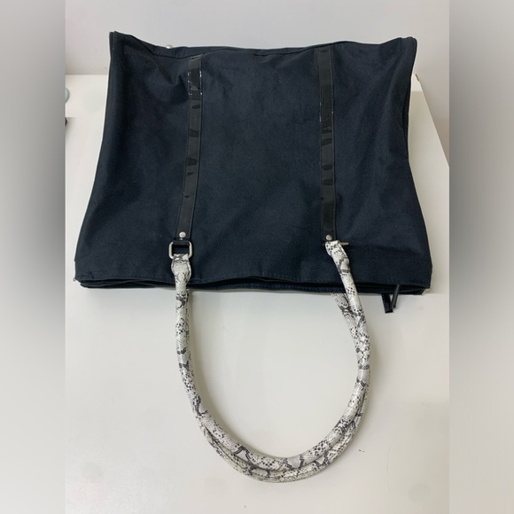 DSW Faux Snakeskin Handled 3 Compartment Zippered Weekend Overnight Tote Bag - Picture 16 of 16